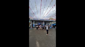 Lively tour guide becomes 'human drone' for perfect holiday video