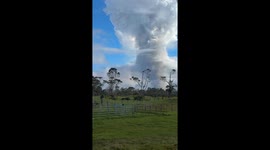 Adventure guide captures stunning eruption in Hawaii