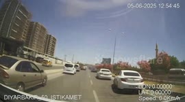 Dashcam captures zipper method clearing path for ambulance