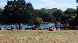 Timelapse of Londoners flocking to Hyde Park on a scorching sunday