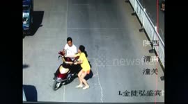 Man armed with a knife hijacks woman's scooter in China