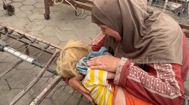 وصول إصابات جراء استهداف  لمنزل عائلة عسلية بينهم أطفال ونساء الي مستشفي المعمداني بجوار  المسجد العمري في جباليا البلد شمال غزة