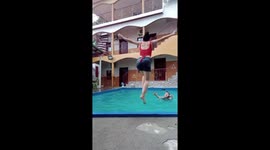 Panicked jump into deep pool ends with broom rescue in Bogotá, Colombia