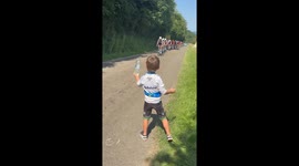 Young fan’s water assist steals the show at Baloise Belgium Tour, ranks up over 24 million views and counting