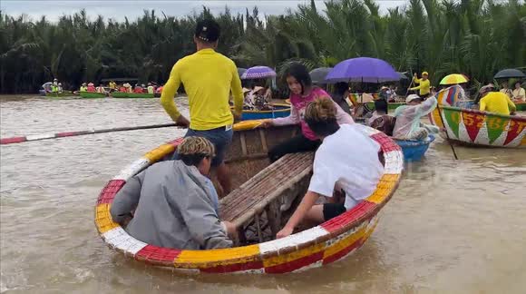 Tourists Take a Dizzying Ride in Vietnam’s Famous Basket Boats