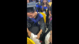 Student stuns her classmates with blanket that transforms into bouquet at graduation