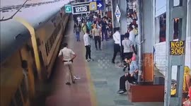 Quick Action by RPF Constable Saves Young Woman from Serious Accident at Nagpur Railway Station