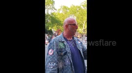 US: Big Mike getting into heated consultation