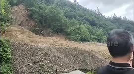 Terrifying moment raging mudslide sends locals fleeing in southern China