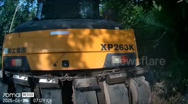 压路机从半挂车上滑落  撞击推行后方车辆