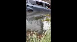 Quick-thinking locals save mother and child from sinking car