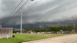 US: Big storm shelf cloud approaching Arlington, TX