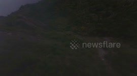 FPV descenso en montaña hacia un lago en chile alta velocidad