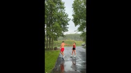 Motorist pulls over to compliment romantic couple dancing in rain