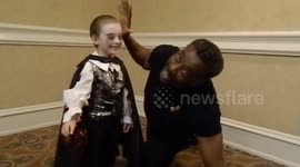 Ghostbusters star Ernie Hudson having fun with children at a convention