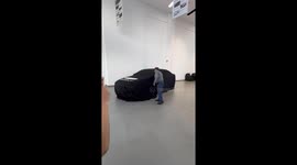 Man falls while unveiling new car model in Metepec, Mexico