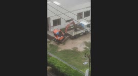 Worker manages to unload a heavy digger from a lorry with no ramp