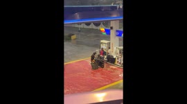 Motorcycle rider uses metal stand as improvised umbrella