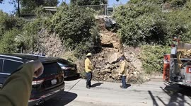 US, Los Angeles: Hollywood Hills West Rock Slide on Laurel Canyon Injures Motorist