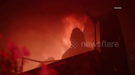 US, Los Angeles: Stevenson Ranch Firefighters Search for Cats Amid House Fire