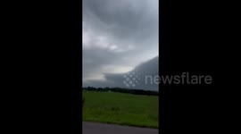 US: Massive Shelf Clouds and Lightning in St. Cloud, MN