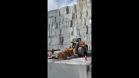 Up close footage shows huge granite slab being toppled over at Norwegian quarry