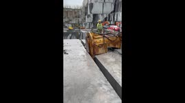 Amazing equipment attached to a wheelloader pulling over a gigant slab og granite