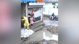 Dramatic moment young boy rescues girl drowning in water-filled ditch in India