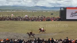 Horse with bizarre running style steals the show at racing festival in China