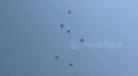 Palestinians in Gaza rush to parachuted aid supplies amid ongoing blockade (2)