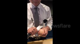 男子灵活转动刀子 展示快速削苹果绝技