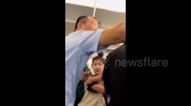 飞机上因熊孩子顶座 引发乘客打架