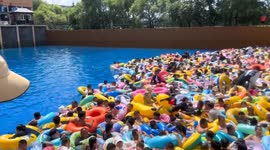 Tourists on rubber rings cram into wave pool in China