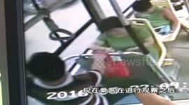  成都男子在公交车偷个锤子 车队称月均丢失15把