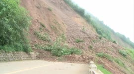 Major landslide hits road in southern China
