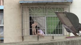 熊孩子翻窗嬉戏