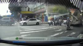 Truck emits strong exhaust fumes startling rider in Guangxi, China