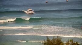 US: Powerful Surf Tosses Yacht-Sized Passenger Boat Aground Near Honolulu Shore