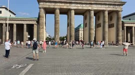 Germany: Tourists battle heat as high temperatures grip Germany