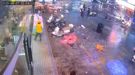 Violent storm blows over tables and chairs in China