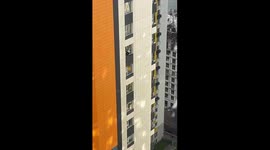 Woman washes windows on 27th floor without safety gear in Krasnogorsk, Moscow