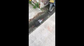 Little girl spotted crawling inside drainage system in Quinchía, Risaralda