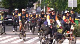 Indonesia: Hundreds of people cycling to commemorate World Orangutan Day in Jakarta