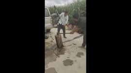 Axe breaks while chopping wood in Yunnan, China