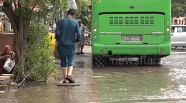 Man falls into hidden hole during flood in Karachi, Pakistan