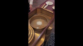 Chef tricks audience with cake-baking illusion in China