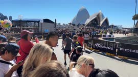 Crowds gather to watch Sydney marathon, Australia