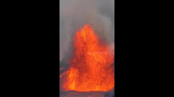Dramatic lava fountains erupt from Kilauea volcano in Hawaii - Buy
