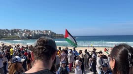 Rival Jewish pro-Israel and pro-Palestinian groups face off at Bondi Beach, Sydney, Australia
