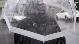 rain soaks Londoners 